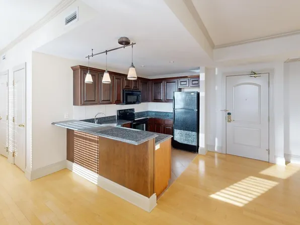 Hotel Blackhawk, 200 E 3rd St #1021, Davenport, IA 52801