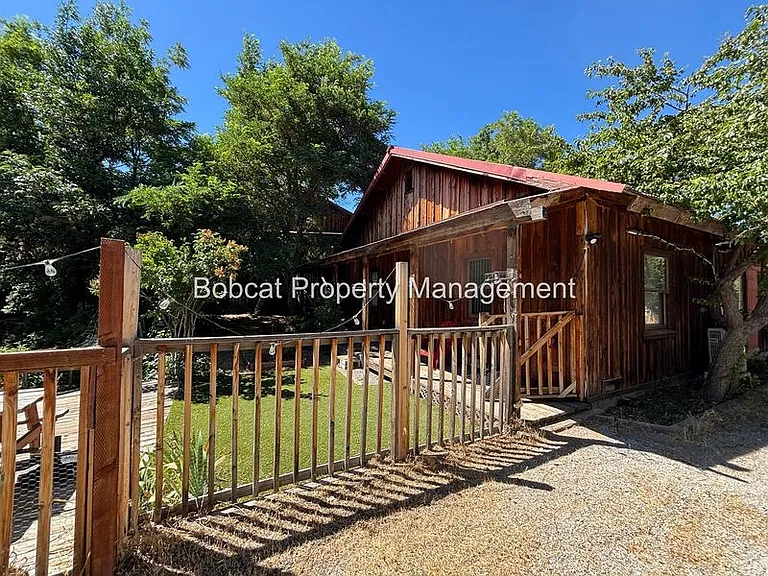 1015 US Highway 395 N #A — Photo 32