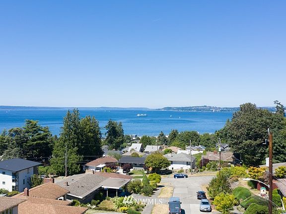 Street offers incredible and iconic panoramic view of the Puget Sound