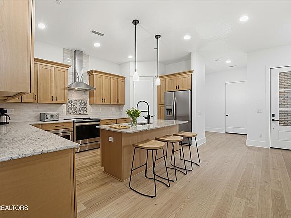 5th image of 627 October Glory Ln
