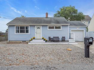 26 Harbor View Ln, Toms River, NJ 08753