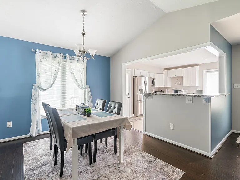 1902 Cambridge Dr — Photo 4