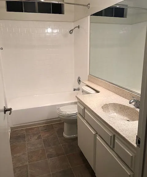 11045 Camarillo St #113 — Photo 10