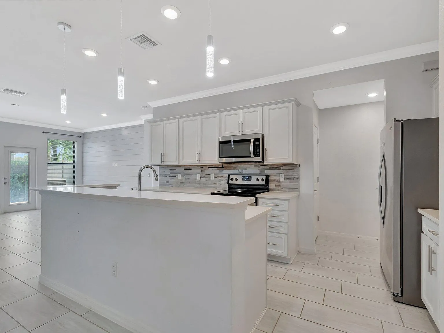3 bed, 2.5 bath, 1612 sqft, $2,800 — Photo 3