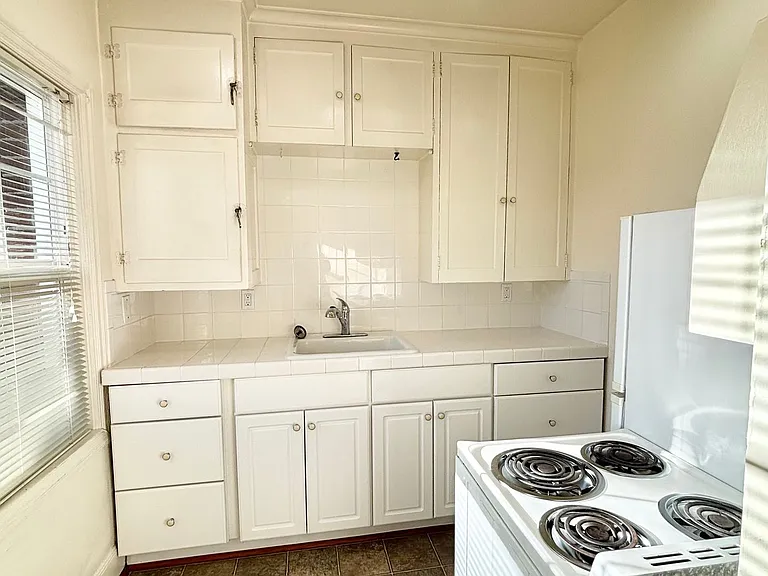 T0108 - Laurelview Apartments — Photo 1