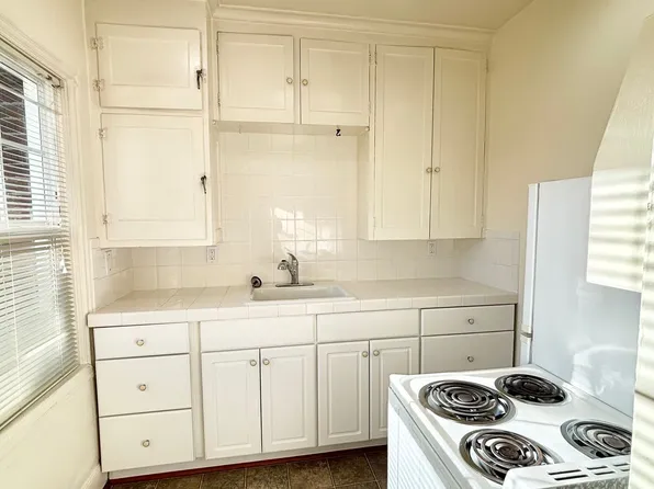 T0108 - Laurelview Apartments, 236 SE 32nd Ave APT B, Portland, OR 97214
