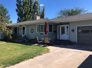 712 Emmerling Ave, Walhalla, ND 58282