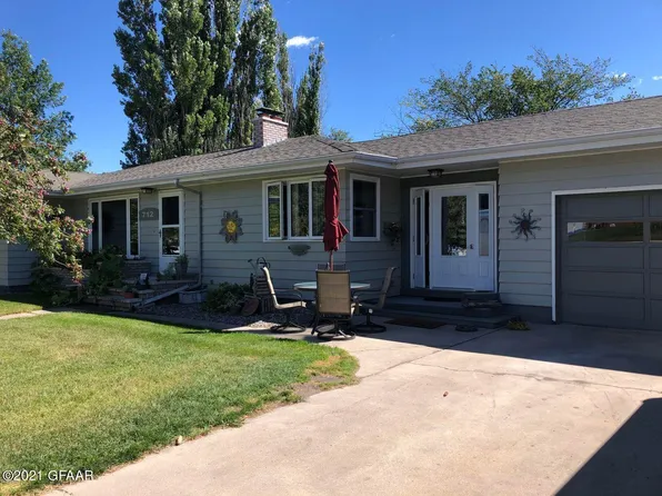 712 Emmerling Ave, Walhalla, ND 58282