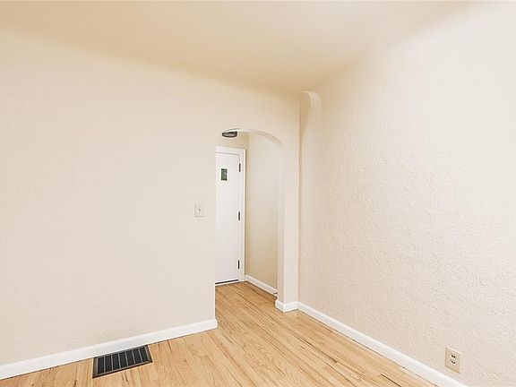 5th image of 611 Burlington Ave