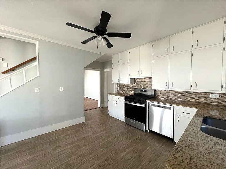 801 Avenue F — Photo 8