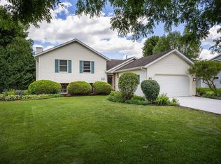 232 Yarrow Hill Dr, Cottage Grove, WI 53527