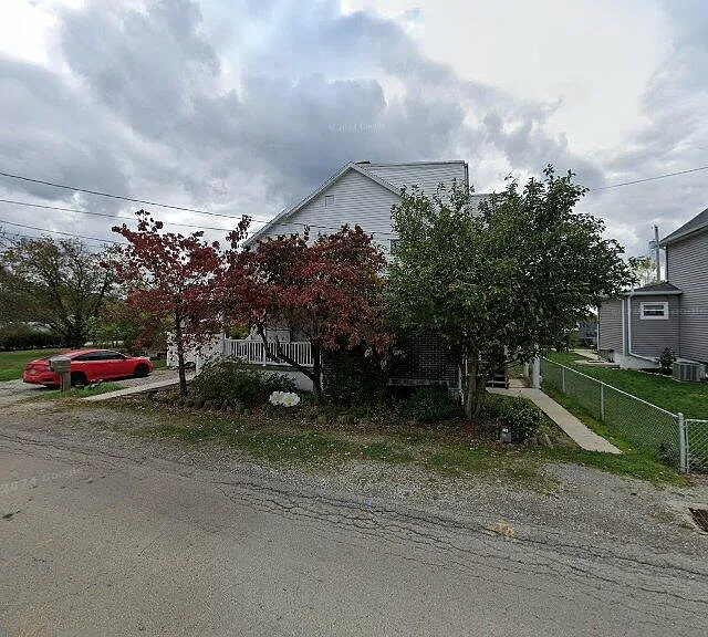 Perry Ave — Photo 1