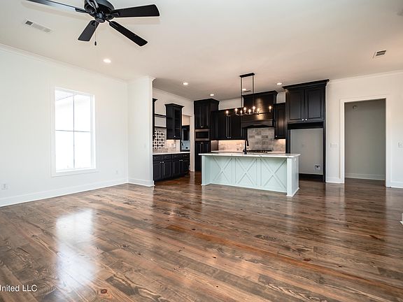 4th image of 839 Glenwild Cir