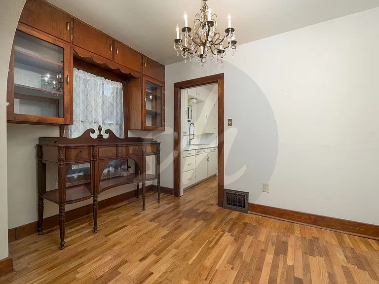 615 E Washington St — Photo 5