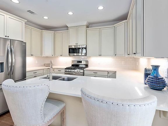 4th image of 111 Gascoigne Ave Unit 103
