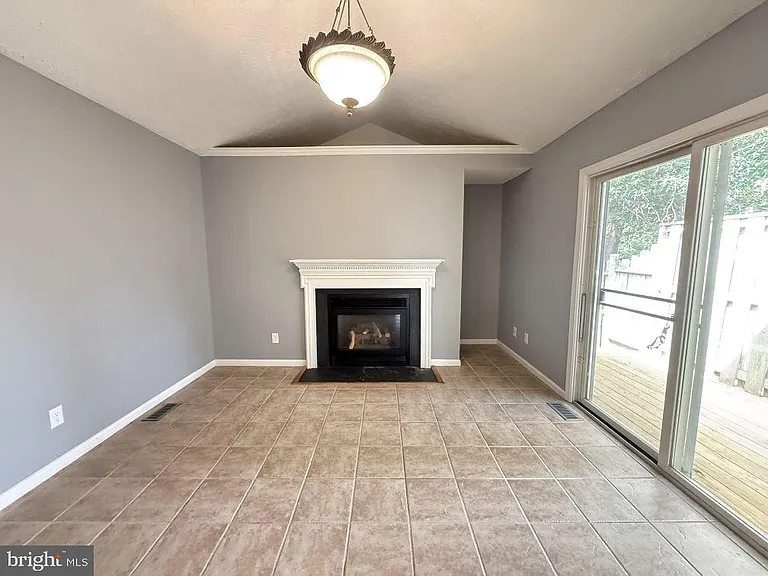 301 Sutton Ct — Photo 8