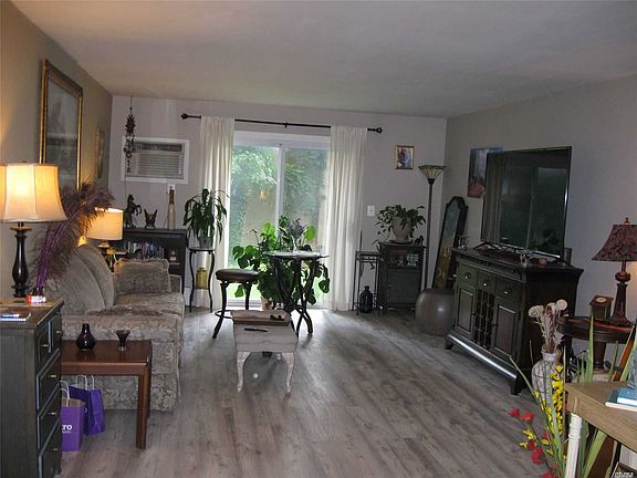 5th image of 702 Towne House Vlg