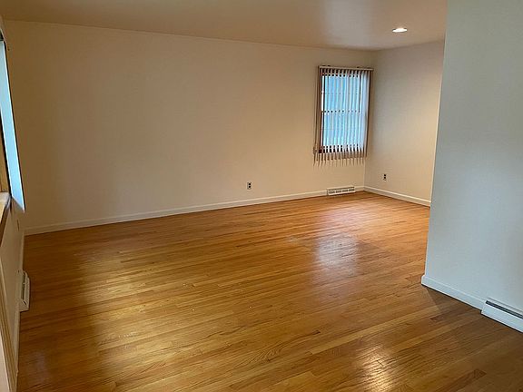 4th image of 129 Mason St
