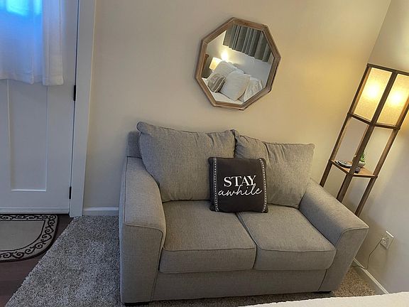 Locomfortablr Queen bedveseat facing TV