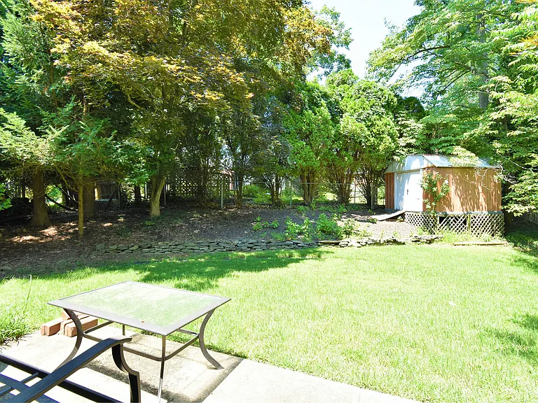 305 Hillsboro Dr — Photo 22