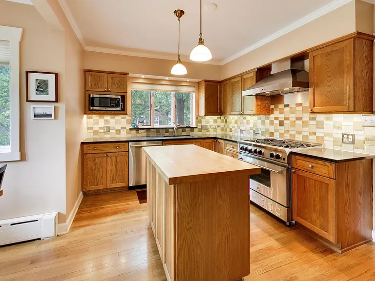 2624 Thayer St — Photo 16