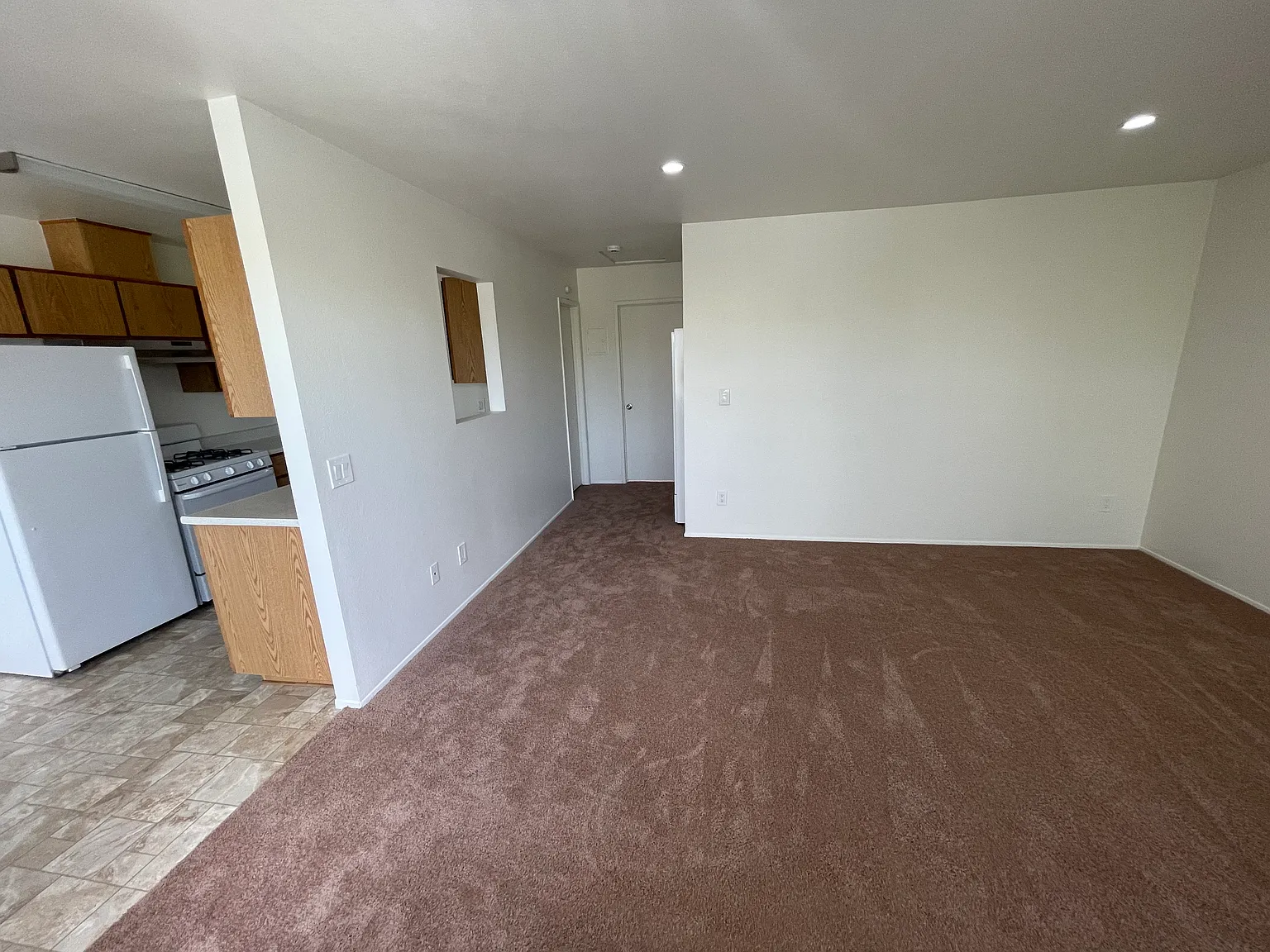 2 bed, 750 sqft, $2,124 — Photo 2
