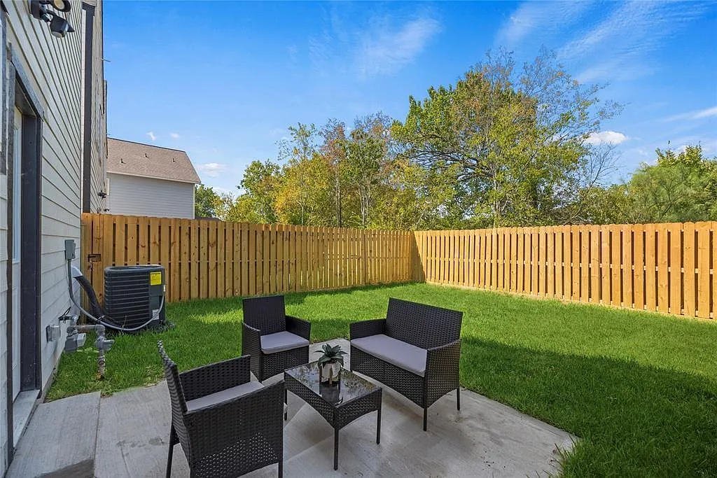 3 bed, 2.5 bath, 1300 sqft, $2,200 — Photo 3