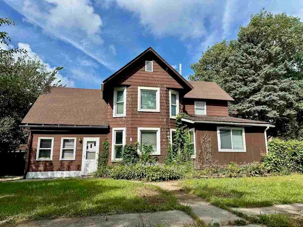 226 S Walnut St, North English, IA 52316