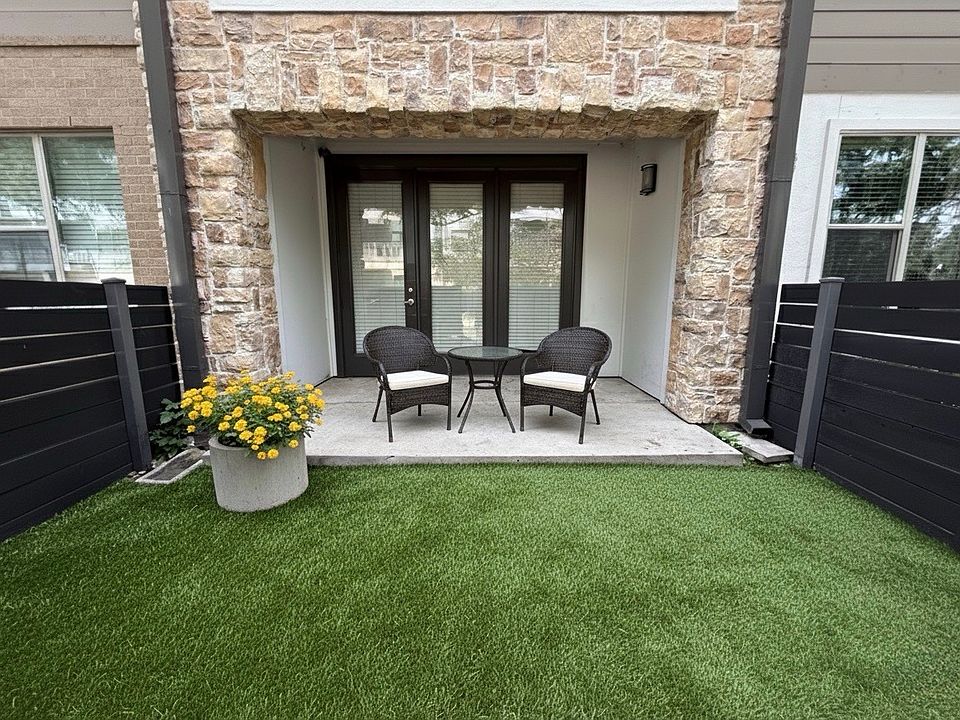 Perfect for dog owners! Fenced in turfed yard