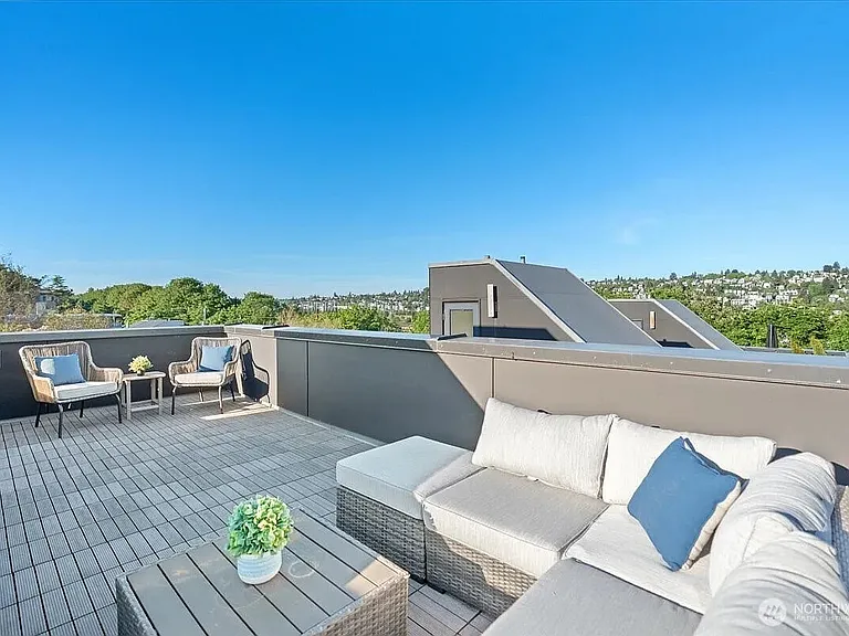 2310 W Newton St — Photo 22