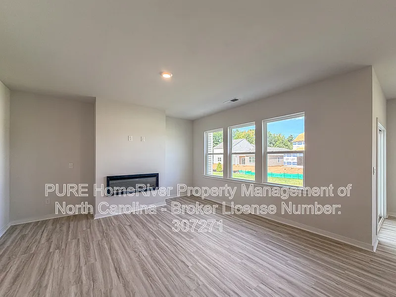 3 bed, 2.5 bath, 1749 sqft, $2,025 — Photo 2