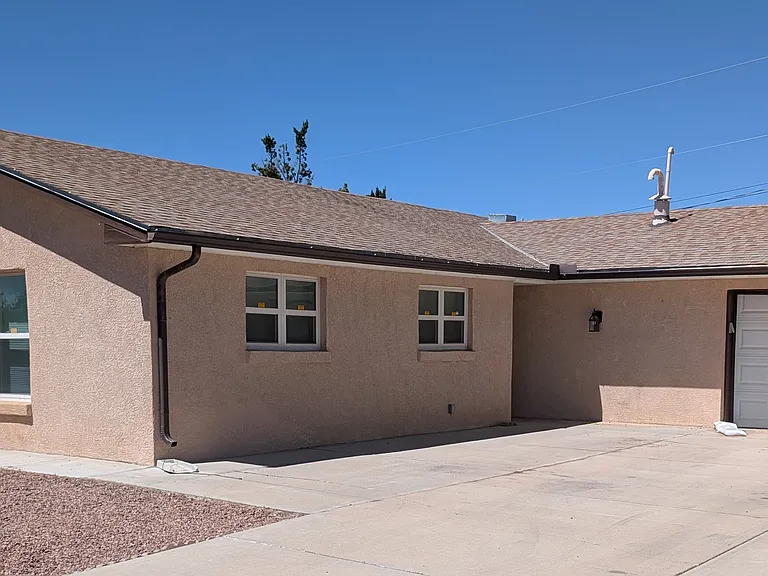 1404 Kit Carson Dr — Photo 2