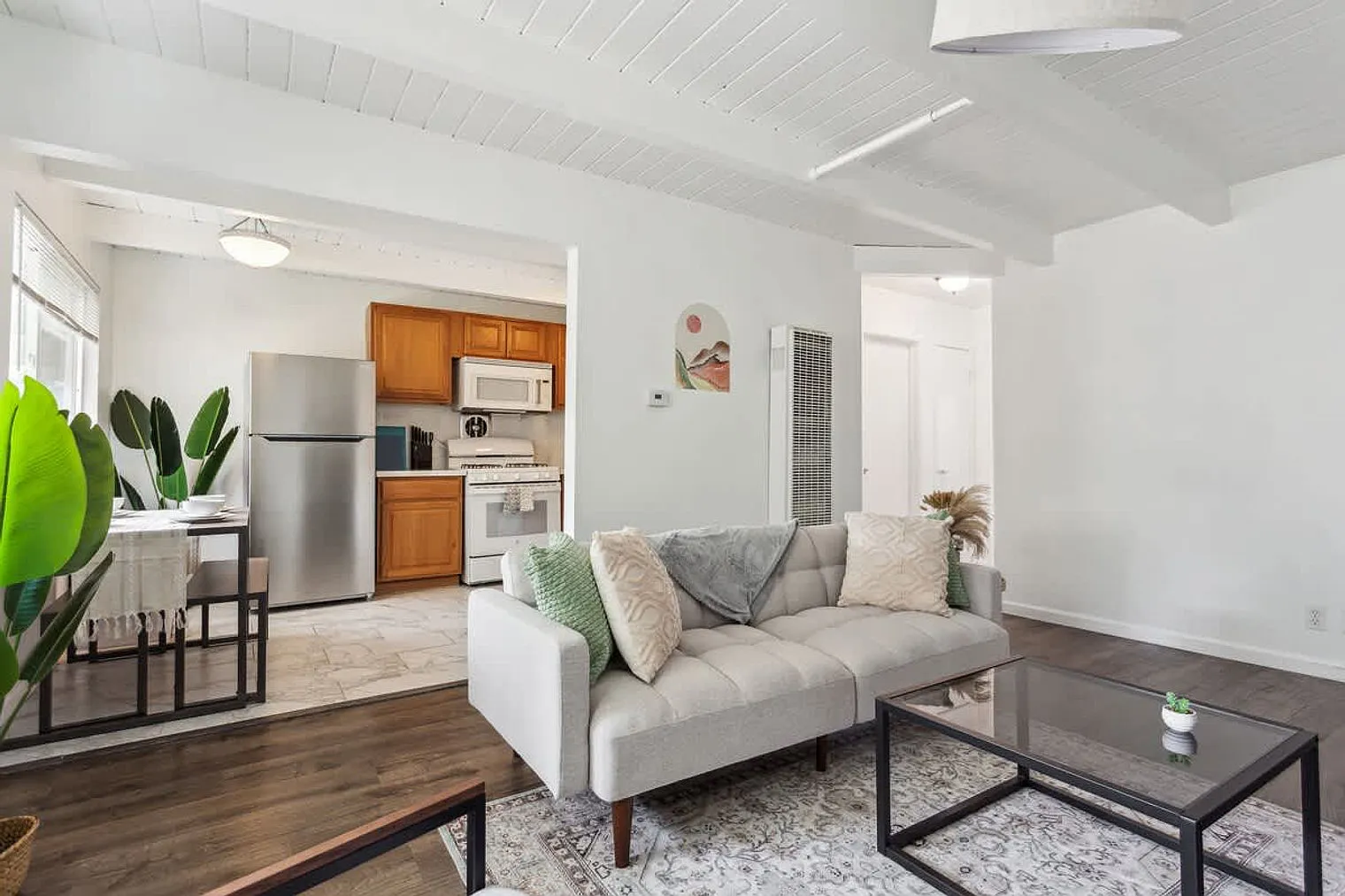 2 bed, 1.0 bath, 990 sqft, $5,028 — Photo 2