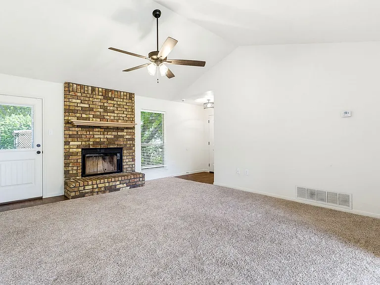 108 E Reagan Ave — Photo 4