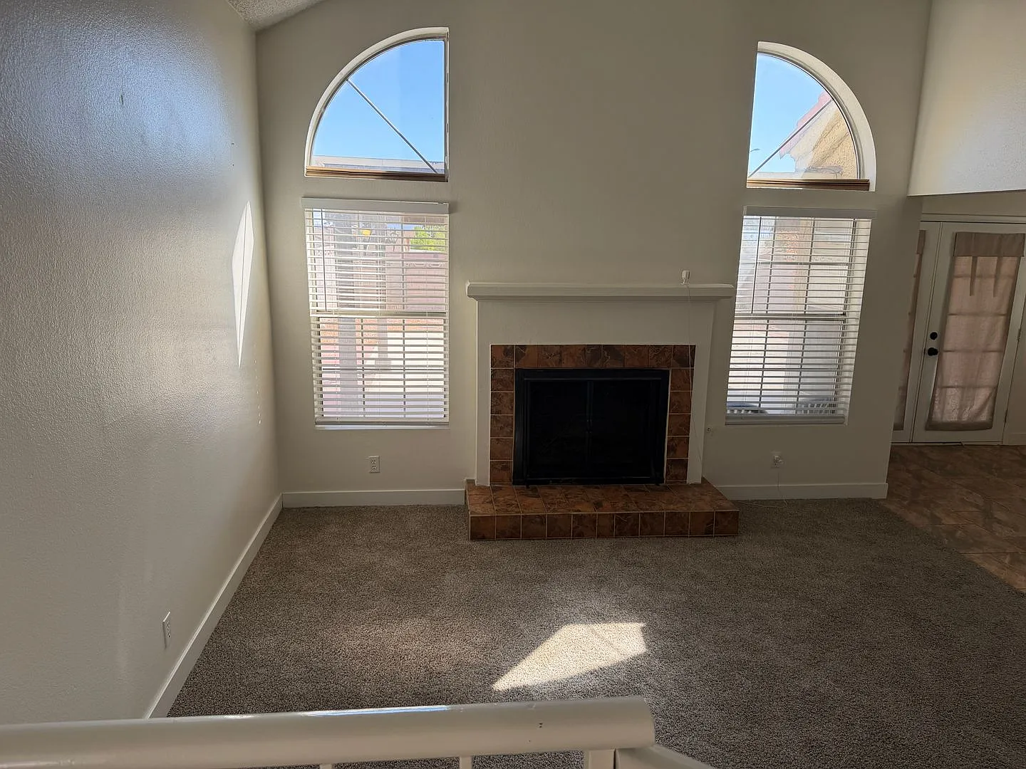 NW 2 bdrm Plus Loft 2 car garage — Photo 4