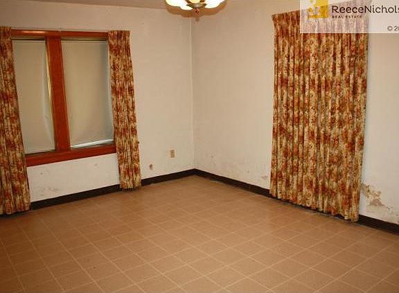 5th image of 827 N Claremont St