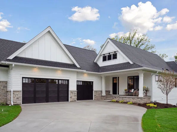 7 Pondview Trl, North Oaks, MN 55127