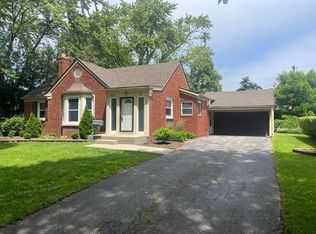 932 Hawthorne Rd, Grosse Pointe Woods, MI 48236