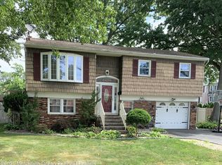97 Palmer St, Belford, NJ 07718