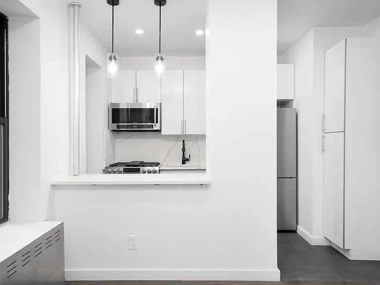 210 W 10th St #1B — Photo 3
