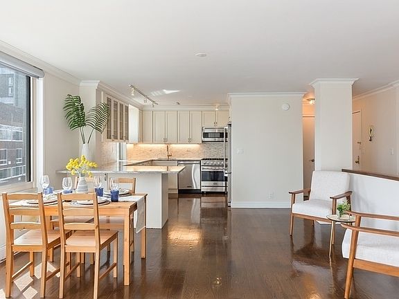 3rd image of 555 Main St APT 1113