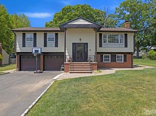 5 Finch Ct, Edison, NJ 08820