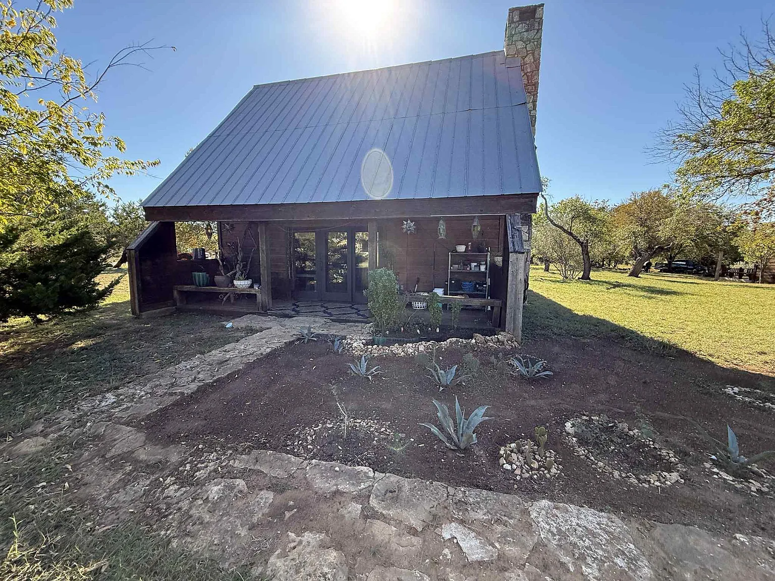 3 bed, 2.0 bath, 1144 sqft, $1,600 — Photo 1