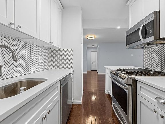 4th image of 27110 Grand Central Pkwy APT 20T