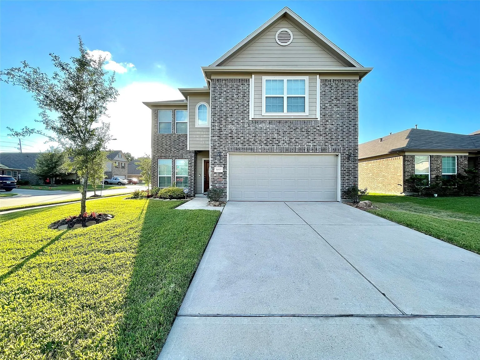 3 bed, 2.5 bath, 2011 sqft, $2,000 — Photo 1