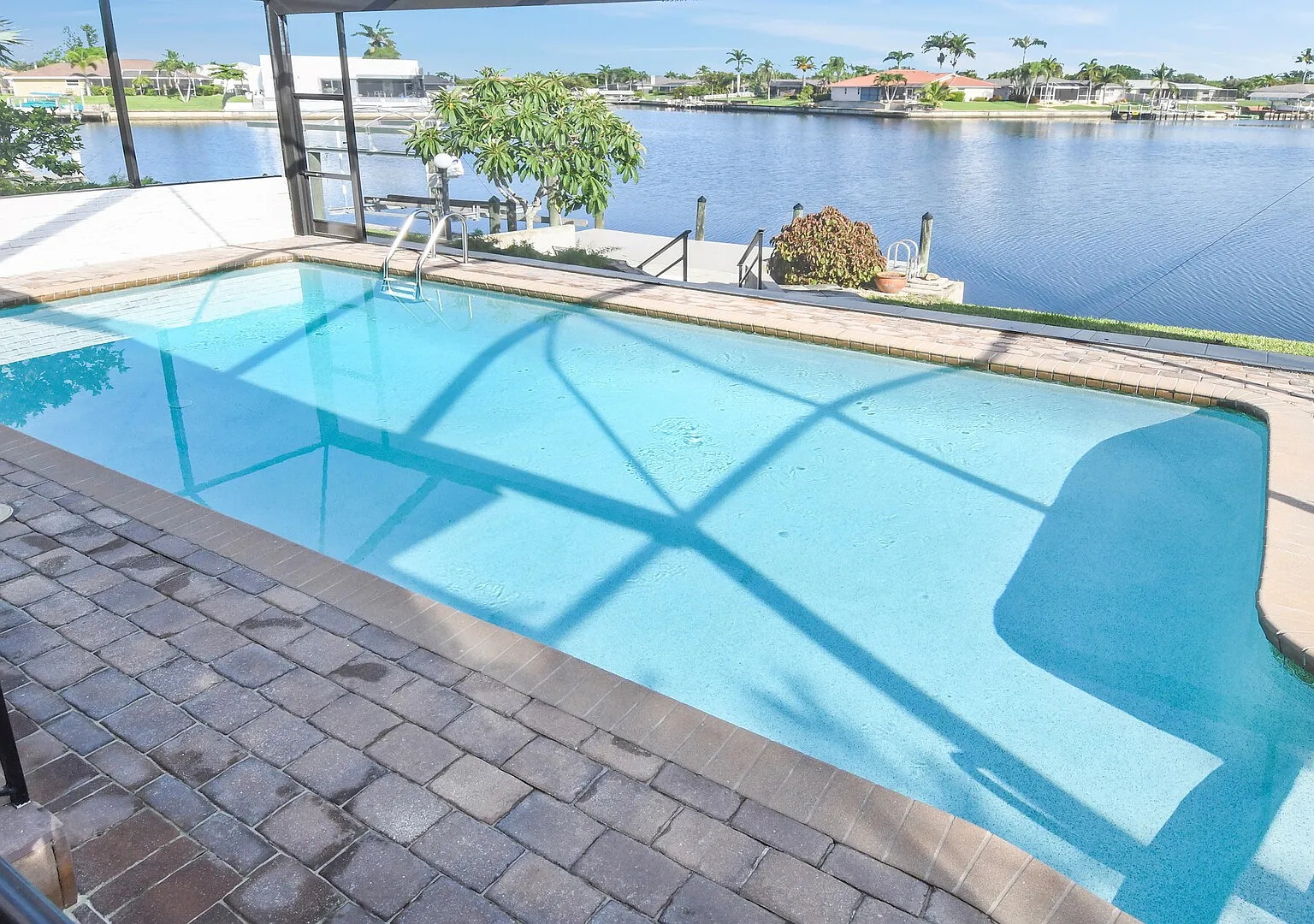 Amazing - 4 Bed Billiard Table luxury canal pool — Photo 2