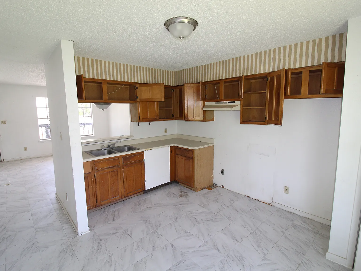 106 E King Ave - 5 — Photo 3