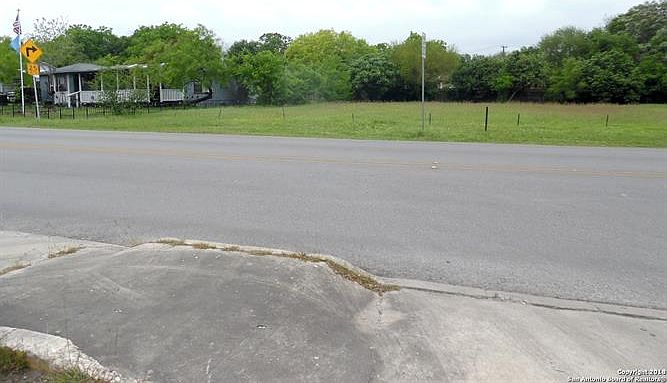 2nd image of 915 Burr Rd
