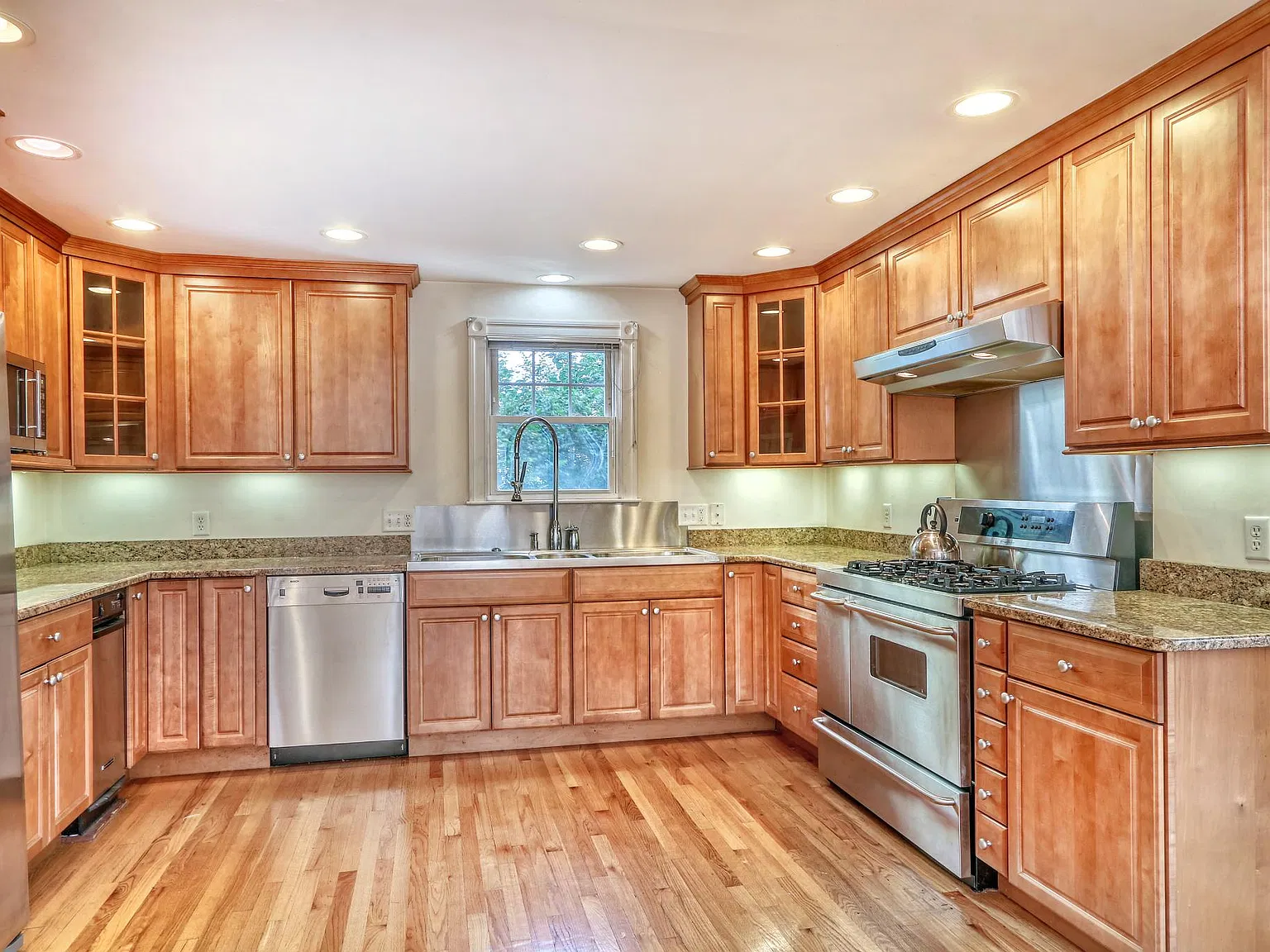 2 bed, 903 sqft, $3,600 — Photo 2