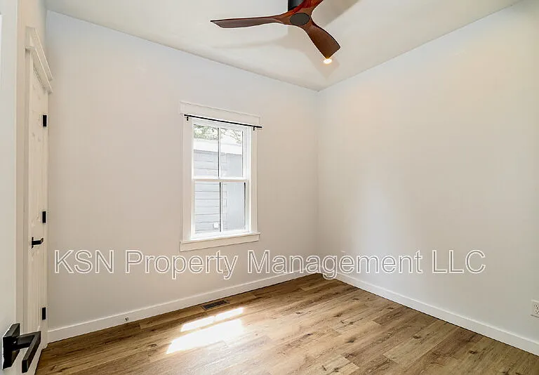 1025 W 38th St — Photo 10